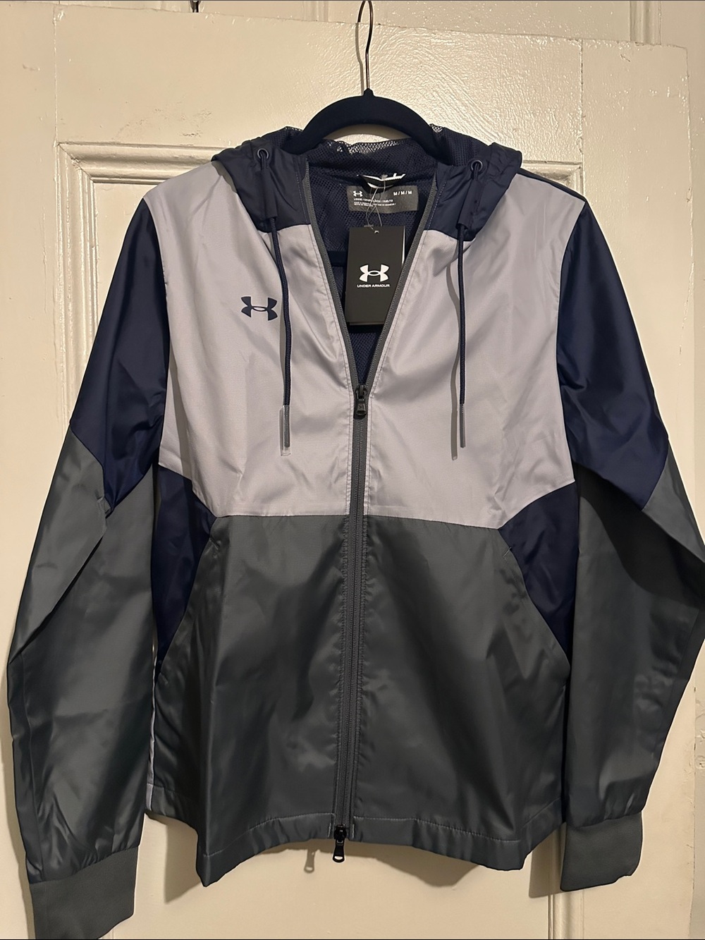 NWT Men’s Under Armour Men’s Hooded Windbreaker. Size M. L 25.5” x W 20”.